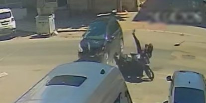 Otomobille çarpışan motosikletlinin savrularak yaralandığı kaza kamerada