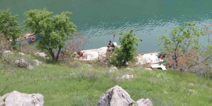 Unuttuğu eşyasını almak için döndü, botla açıldığı Fırat Nehri’nde kayboldu