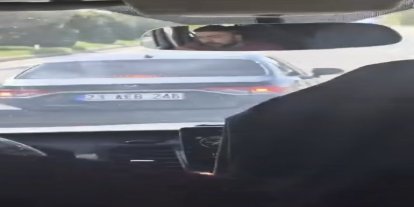 Elazığ’da maganda dehşeti: Otomobiliyle yolcu minibüsünü sıkıştırdı