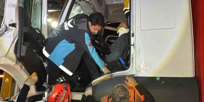 Kamyon tıra çarptı, sürücü kabinde sıkıştı: Ekipler zamanla yarıştı