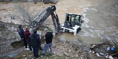 Mutki’de dereye kapılan kepçe kurtarıldı