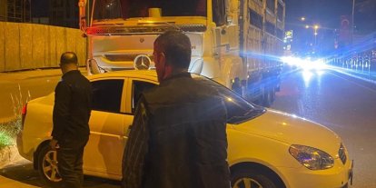 Kamyon otomobili sürükledi