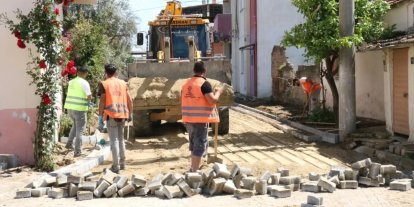 Yenipazar’da bozulan ve yıpranan parke taşları yenileniyor