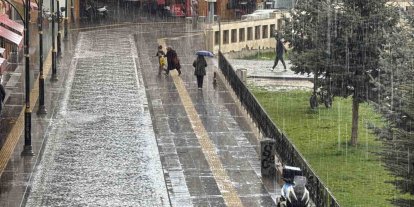 Sivas’ta kuvvetli yağmur etkili oldu, hazırlıksız yakalananlar sığınacak yer aradı