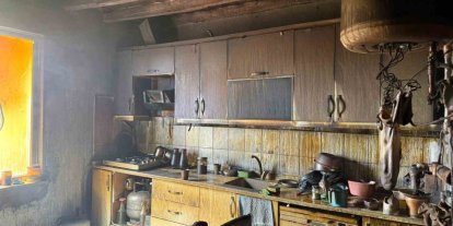 Alevlere teslim olan ev kullanılmaz hale geldi