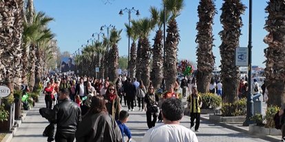 Silivri’de güneşli havayı fırsat bilenler sahile akın etti