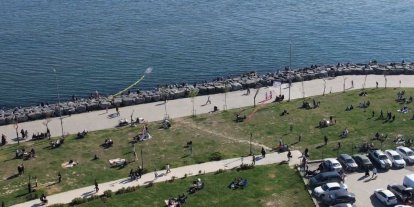 Avcılar’da havaların ısınmasını fırsat bilen vatandaşlar sahile akın etti