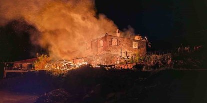 Demirci’de korkutan ev yangını