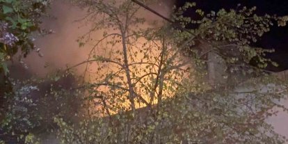 Gece yarısı korkutan yangın: Evde uyuyan kişi kurtarıldı