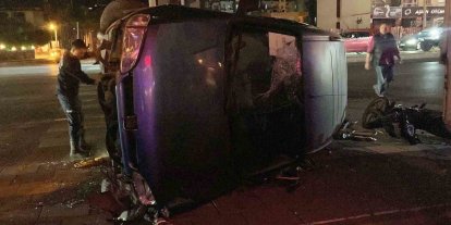 Motosikletle çarpışan hafif ticari araç devrildi: 3 yaralı