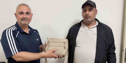 Emekli polis bulduğu içinde 250 bin TL’lik döviz olan çantayı sahibine teslim etti
