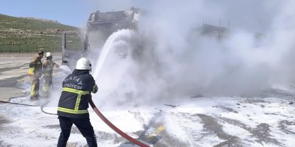Park halindeki tır alevlere teslim oldu