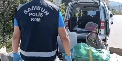 Koliden ve halıdan silah çıktı: Araçta şaşırtan gizleme yöntemi