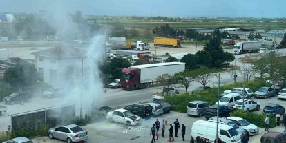 Otoparktaki otomobil, alev topuna döndü