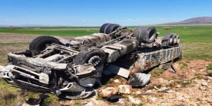 Kontrolden çıkan kamyon devrildi, sürücüsü yaralandı