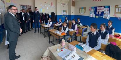 AK Parti Kars Milletvekili Adem Çalkın öğretmen ve öğrencilerle buluştu