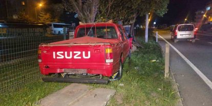 Kontrolü kaybeden kamyonet orta refüje savruldu; 1 yaralı