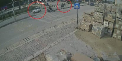 Yaya geçidini kullanmaya çalışan otomobille çarpışan motosikletli metrelerce havaya uçtu