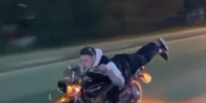 Motosiklet üzerinde tehlikeli şov