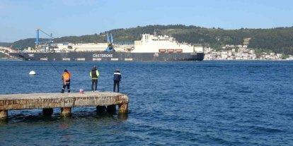 Derin denizlerde boru döşeme gemisi ’Castorone’, Çanakkale Boğazı’ndan geçti