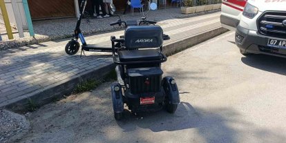 Manevra yaparken devrilen elektrikli bisikletin sürücüsü hafif yaralandı