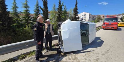 Köprüde kontrolden çıkan otomobil yan devrildi: Sürücü yara almadan kurtuldu