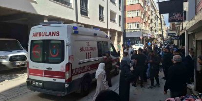 İş makinesinin çarptığı seyyar satıcı yaralandı