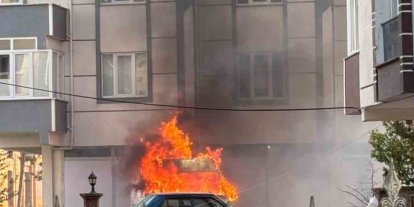 Tekstil malzemeleri yüklü minibüs alev aldı