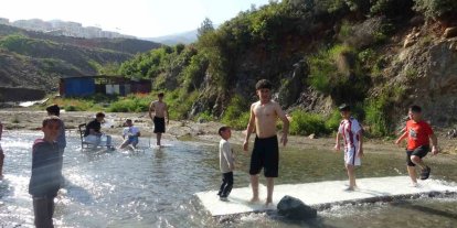 Sıcak havadan bunalan çocuklar derede serinledi
