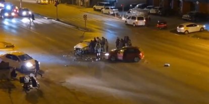 Otomobiller kafa kafaya çarpıştı; 2 yaralı