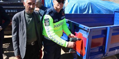 Tarla bahçe sezonu başlarken jandarmadan traktör kazalarına reflektörlü önlem