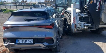 İnegöl’de otomobil iş makinasına çarptı: 1 yaralı