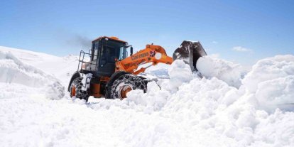 Bayburt’ta karla mücadele baharda da sürüyor: Soğanlı Geçidi’nde kıştan kalan karlar temizleniyor