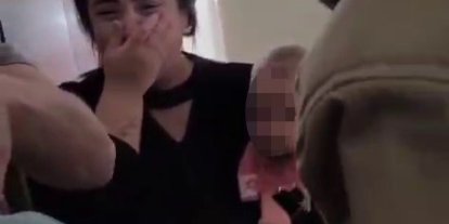 Parmağı sıkışan çocuğun korku dolu ağlayışı anneyi gözyaşı içerisinde bıraktı