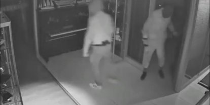 Maskeli beşler girdikleri işletmelerde çelik kasaları böyle patlattı...