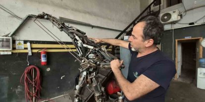 850 parça hurdayı birleştirdi, 200 kiloluk metal figür yaptı