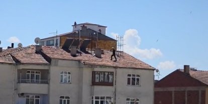 Çatıda tehlikeli çalışma, kameraya yansıdı