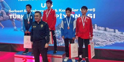 Bursa Büyükşehir Belediyesporlu güreşçiler Türkiye Şampiyonası’nda 3 madalya kazandı
