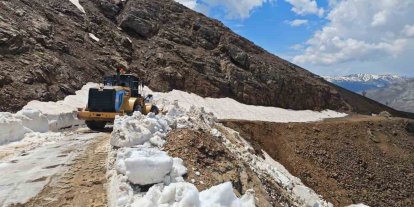 Kulp’ta çığ ve heyelan nedeniyle hasar gören yollar onarılıyor