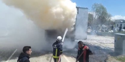 Van’da seyir halindeki tırın dorsesi yandı