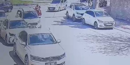 Elektrikli bisiklet park halindeki otomobile çarptı