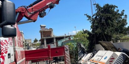 Siirt’te iş makinesi devrildi