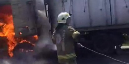 Seyir halindeki tır alev alev yandı