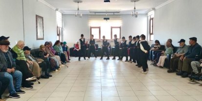 Öğrencilerden huzurevi sakinlerine renkli program