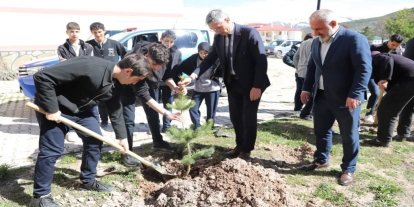 Bayburt’ta öğrenciler fidanları toprakla buluşturdu