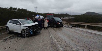 Virajı alamayan otomobil minibüsle kafa kafaya çarpıştı: 4 yaralı