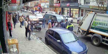 Çöp toplama kamyonuna çarpan hafif ticari araç işçiyi yaraladı: Kaza anı kamerada