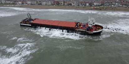 Sakarya’da karaya oturan gemi havadan görüntülendi