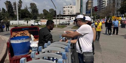 Adana’da simitçiler ve su satıcıları bariyerlerin arkasında çalışmaya devam etti