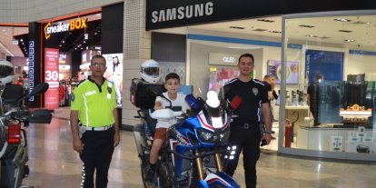 Polis, çocukları motosiklete bindirip çeşitli hediyeler dağıttı